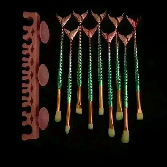 Mermaid Tail Makeup Brush Set with holder and travel case - Picture 5 of 8